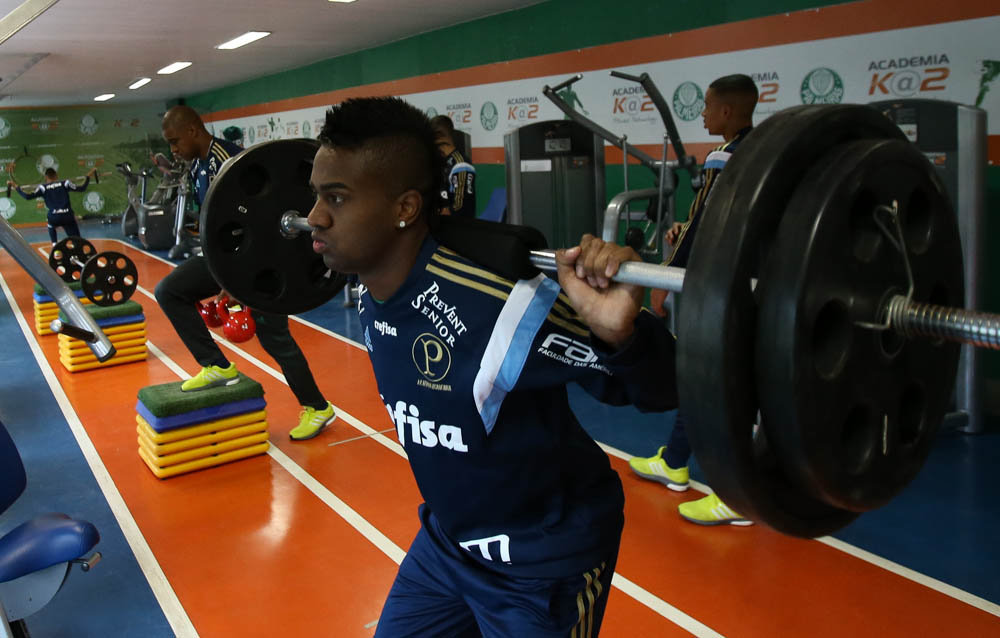 Elenco se reapresenta e treina na sala de musculação do centro de excelência