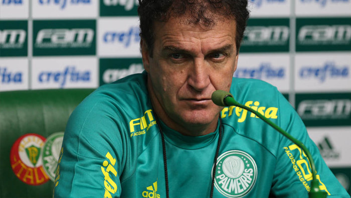 Cuca faz mistério no Palmeiras, mas confirma retorno de Mina na defesa